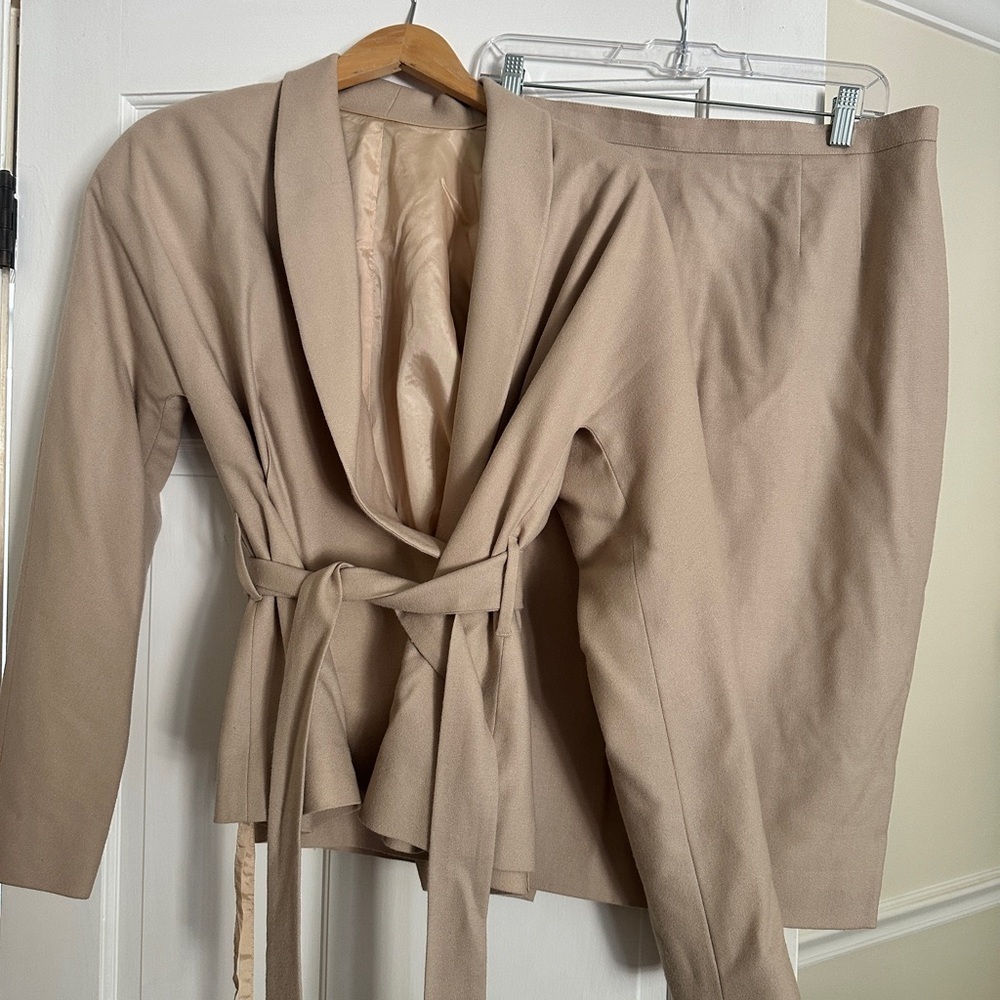 Custom made ladies 90s beige wool suit. Vintage - Picture 4 of 15
